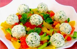 Романтическое блюдо из греческих шариков с овощным салатом 
